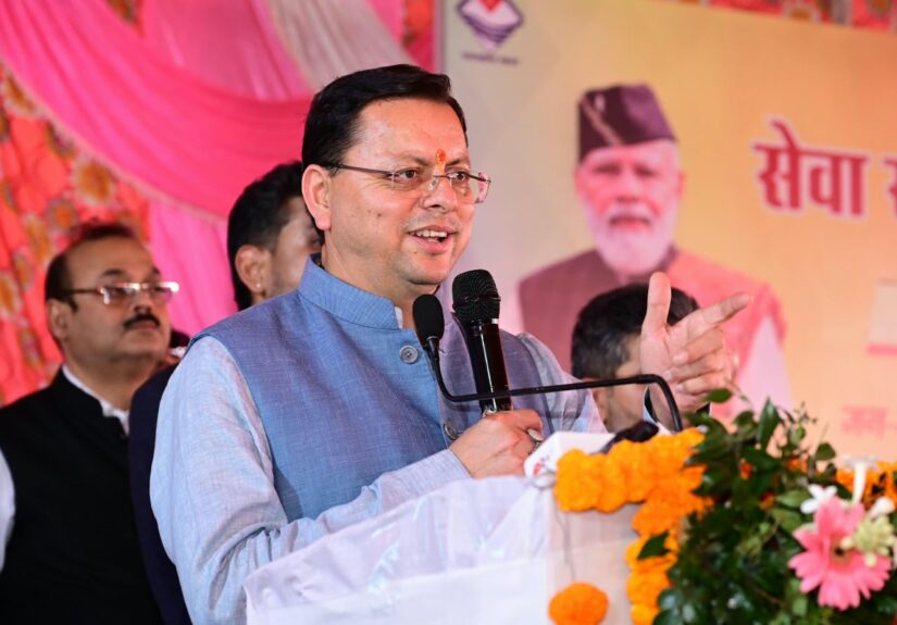 देहरादून में सेवा संकल्प अभियान के बहुउद्देशीय शिविर में अधिकारियों को निर्देश देते मुख्यमंत्री पुष्कर सिंह धामी