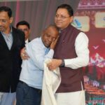 मुख्यमंत्री पुष्कर सिंह धामी अपने पुराने शिक्षकों के चरण स्पर्श कर आशीर्वाद लेते हुए।