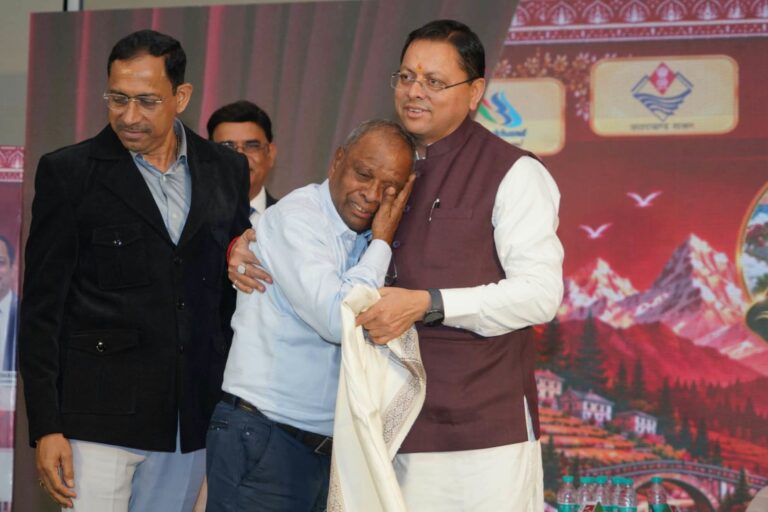 मुख्यमंत्री पुष्कर सिंह धामी अपने पुराने शिक्षकों के चरण स्पर्श कर आशीर्वाद लेते हुए।