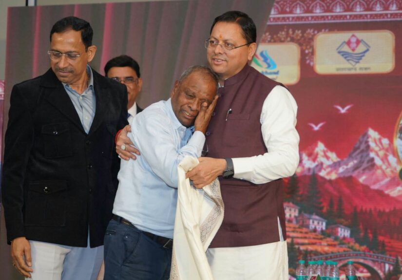 मुख्यमंत्री पुष्कर सिंह धामी अपने पुराने शिक्षकों के चरण स्पर्श कर आशीर्वाद लेते हुए।