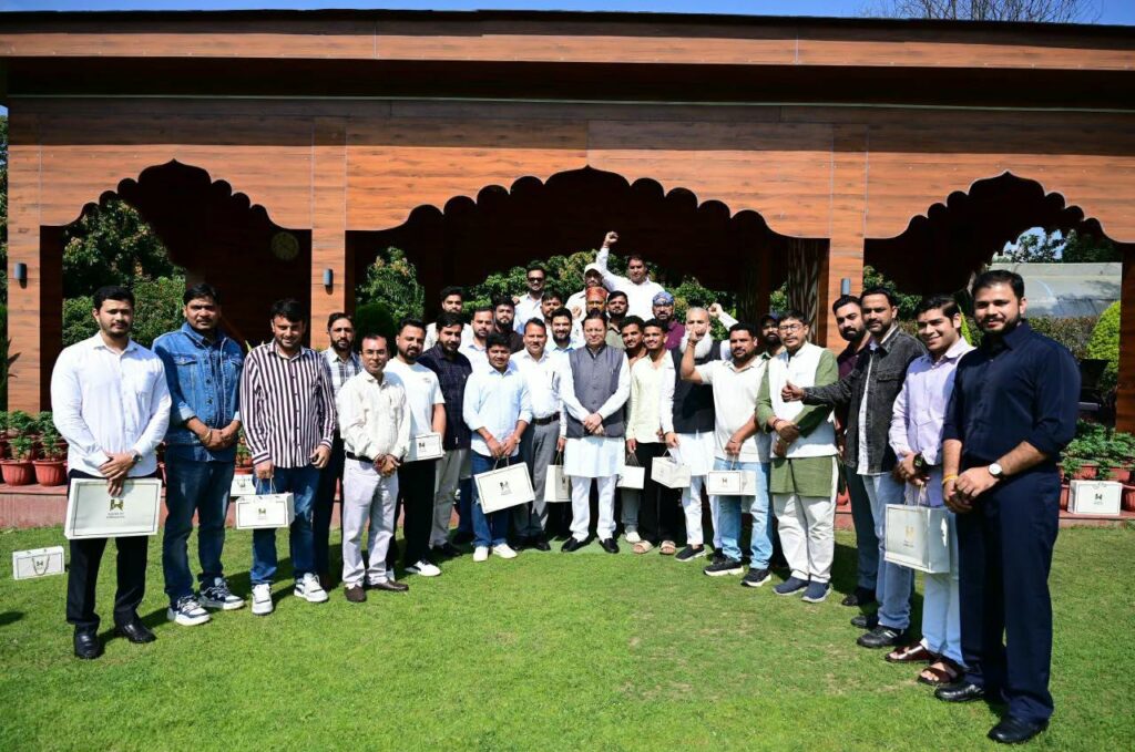 मुख्यमंत्री पुष्कर सिंह धामी से मुख्यमंत्री आवास में मिले हरियाणा के युवा