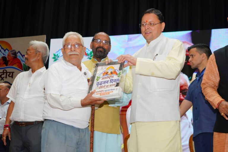 मुख्यमंत्री पुष्कर सिंह धामी देहरादून में अंतर्राष्ट्रीय वृद्धजन दिवस कार्यक्रम में वरिष्ठ नागरिकों को सम्मानित करते हुए
