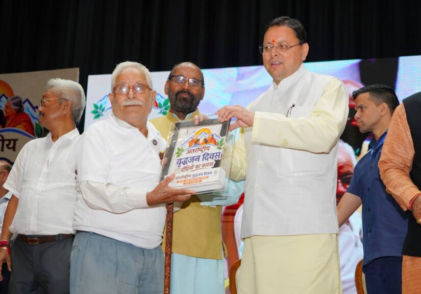 मुख्यमंत्री पुष्कर सिंह धामी देहरादून में अंतर्राष्ट्रीय वृद्धजन दिवस कार्यक्रम में वरिष्ठ नागरिकों को सम्मानित करते हुए