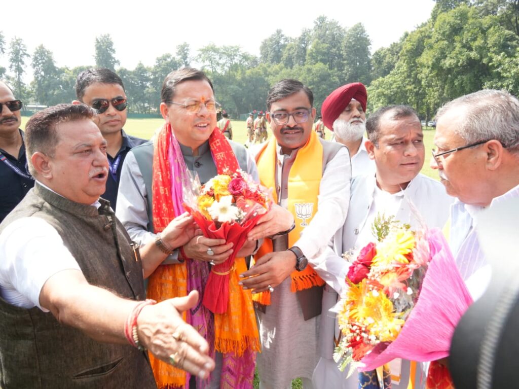 काशीपुर में आईजीएल हेलीपैड पर आम नागरिकों और जनप्रतिनिधियों की समस्याएं सुनते मुख्यमंत्री पुष्कर सिंह धामी