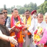 काशीपुर में आईजीएल हेलीपैड पर आम नागरिकों और जनप्रतिनिधियों की समस्याएं सुनते मुख्यमंत्री पुष्कर सिंह धामी