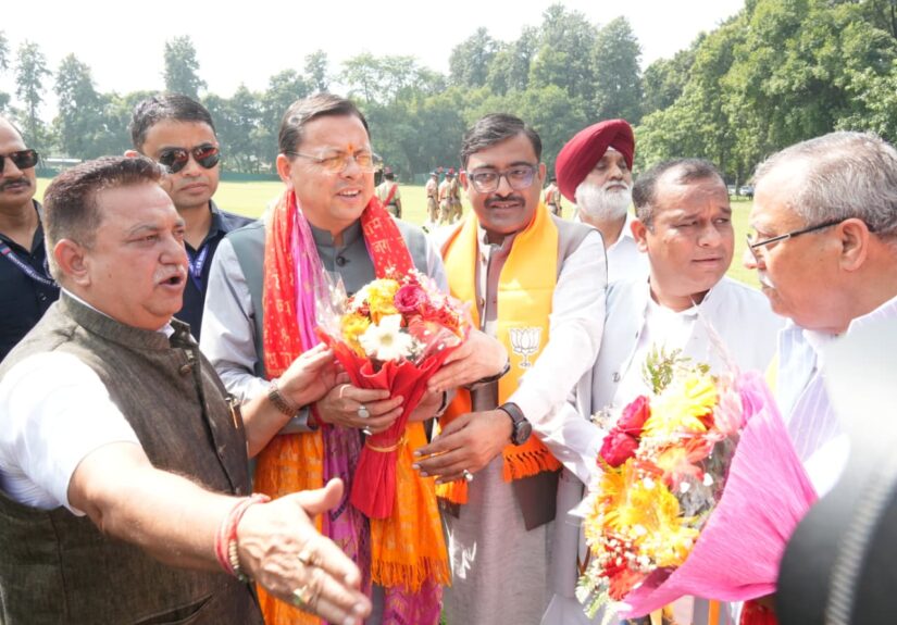 काशीपुर में आईजीएल हेलीपैड पर आम नागरिकों और जनप्रतिनिधियों की समस्याएं सुनते मुख्यमंत्री पुष्कर सिंह धामी