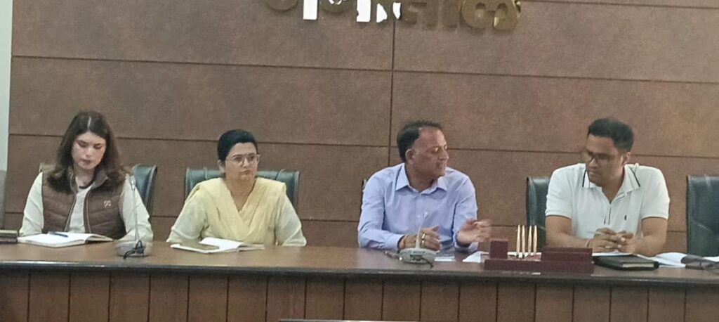 नैनीताल में विकास भवन सभागार में 20 सूत्री और 25 सूत्री कार्यक्रम की समीक्षा बैठक की अध्यक्षता करते मुख्य विकास अधिकारी अरविंद कुमार पाण्डेय।