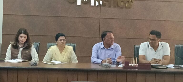 नैनीताल में विकास भवन सभागार में 20 सूत्री और 25 सूत्री कार्यक्रम की समीक्षा बैठक की अध्यक्षता करते मुख्य विकास अधिकारी अरविंद कुमार पाण्डेय।