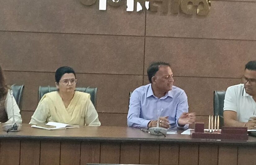 नैनीताल में विकास भवन सभागार में 20 सूत्री और 25 सूत्री कार्यक्रम की समीक्षा बैठक की अध्यक्षता करते मुख्य विकास अधिकारी अरविंद कुमार पाण्डेय।