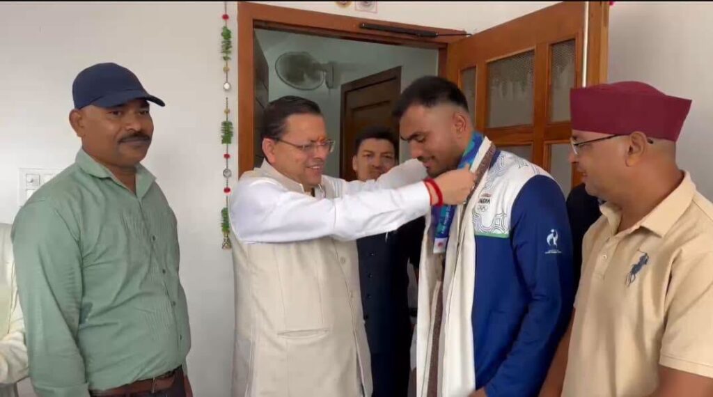 एशियन गेम्स 2026 के कांस्य पदक विजेता बॉक्सर कपिल पोखरिया से मुलाकात करते मुख्यमंत्री पुष्कर सिंह धामी