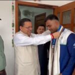 एशियन गेम्स 2026 के कांस्य पदक विजेता बॉक्सर कपिल पोखरिया से मुलाकात करते मुख्यमंत्री पुष्कर सिंह धामी