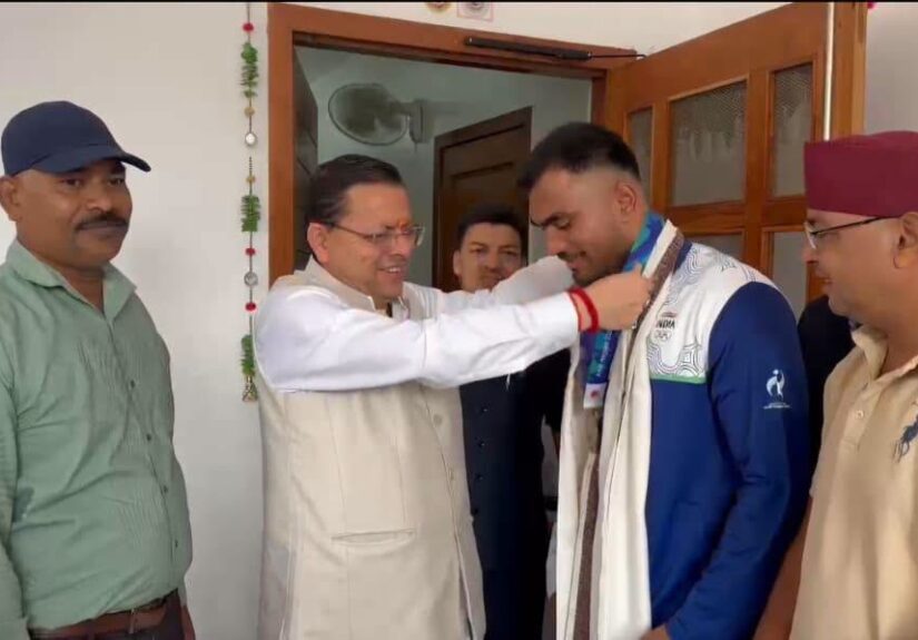एशियन गेम्स 2026 के कांस्य पदक विजेता बॉक्सर कपिल पोखरिया से मुलाकात करते मुख्यमंत्री पुष्कर सिंह धामी
