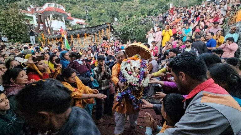 भगवान रुद्रनाथ जी की उत्सव डोली गोपेश्वर स्थित गोपीनाथ मंदिर में शीतकालीन प्रवास के लिए पहुंची