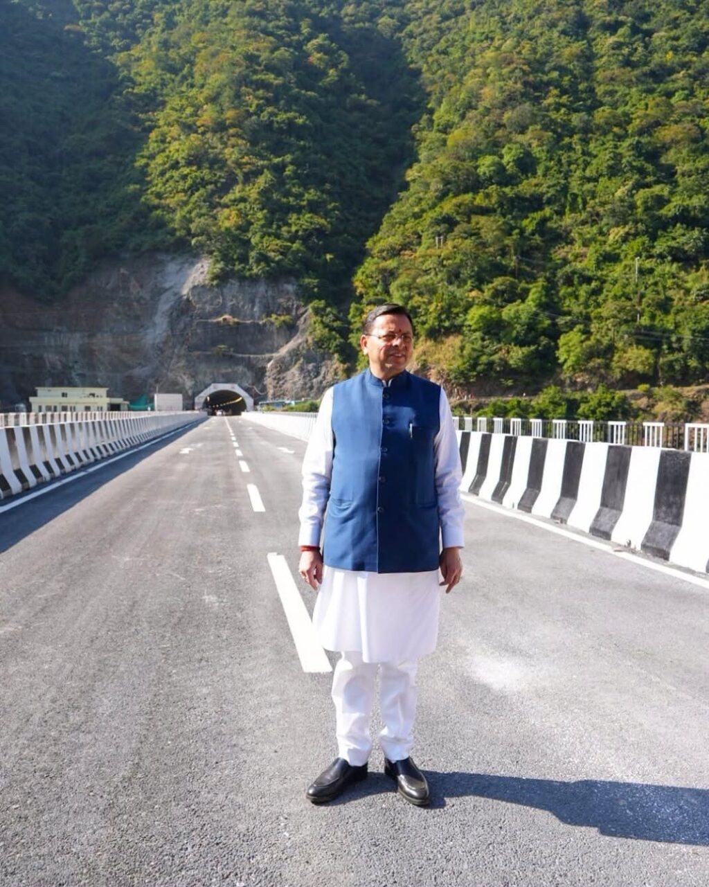 मुख्यमंत्री पुष्कर सिंह धामी रुद्रप्रयाग में चारधाम सड़क परियोजना के तहत बने अलकनंदा पुल और सुरंग का निरीक्षण करते हुए।