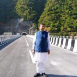 मुख्यमंत्री पुष्कर सिंह धामी रुद्रप्रयाग में चारधाम सड़क परियोजना के तहत बने अलकनंदा पुल और सुरंग का निरीक्षण करते हुए।