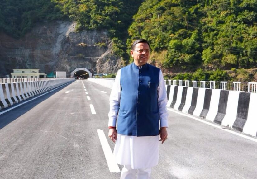 मुख्यमंत्री पुष्कर सिंह धामी रुद्रप्रयाग में चारधाम सड़क परियोजना के तहत बने अलकनंदा पुल और सुरंग का निरीक्षण करते हुए।
