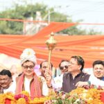 खटीमा में आदि रंगोत्सव के दौरान जनजातीय कलाकारों के साथ ढोल बजाते मुख्यमंत्री पुष्कर सिंह धामी