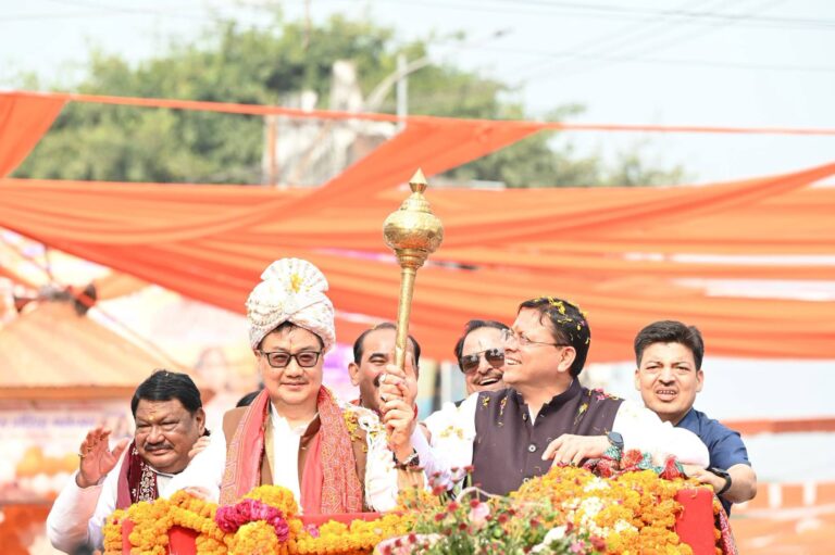 खटीमा में आदि रंगोत्सव के दौरान जनजातीय कलाकारों के साथ ढोल बजाते मुख्यमंत्री पुष्कर सिंह धामी