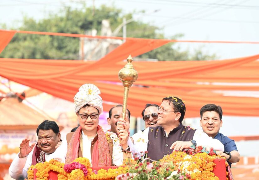 खटीमा में आदि रंगोत्सव के दौरान जनजातीय कलाकारों के साथ ढोल बजाते मुख्यमंत्री पुष्कर सिंह धामी