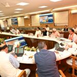 हरकी पैड़ी हरिद्वार में प्रधानमंत्री नरेंद्र मोदी के सार्वजनिक सेवा के 25 वर्ष पूरे होने पर मुख्यमंत्री पुष्कर सिंह धामी ने मंत्रिमंडल के सहयोगियों के साथ गंगा पूजन और आरती की।