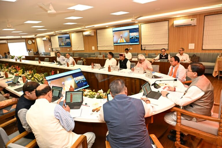 हरकी पैड़ी हरिद्वार में प्रधानमंत्री नरेंद्र मोदी के सार्वजनिक सेवा के 25 वर्ष पूरे होने पर मुख्यमंत्री पुष्कर सिंह धामी ने मंत्रिमंडल के सहयोगियों के साथ गंगा पूजन और आरती की।
