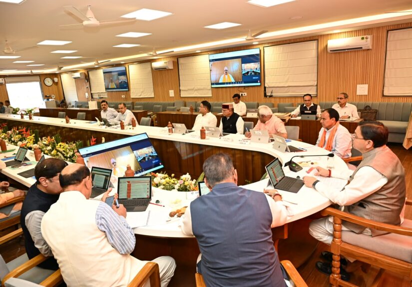 हरकी पैड़ी हरिद्वार में प्रधानमंत्री नरेंद्र मोदी के सार्वजनिक सेवा के 25 वर्ष पूरे होने पर मुख्यमंत्री पुष्कर सिंह धामी ने मंत्रिमंडल के सहयोगियों के साथ गंगा पूजन और आरती की।