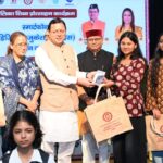 मुख्यमंत्री पुष्कर सिंह धामी देहरादून में अंतरराष्ट्रीय बालिका दिवस पर 149 मेधावी छात्राओं को स्मार्टफोन देकर सम्मानित करते हुए।