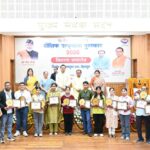 मुख्यमंत्री पुष्कर सिंह धामी उत्तराखंड में पंडित दीनदयाल उपाध्याय शैक्षिक उत्कृष्टता पुरस्कार समारोह में मेधावी विद्यार्थियों को सम्मानित करते हुए