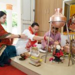 मुख्यमंत्री पुष्कर सिंह धामी शारदीय नवरात्रि के प्रथम दिन मुख्यमंत्री आवास में मां दुर्गा की पूजा-अर्चना करते हुए।