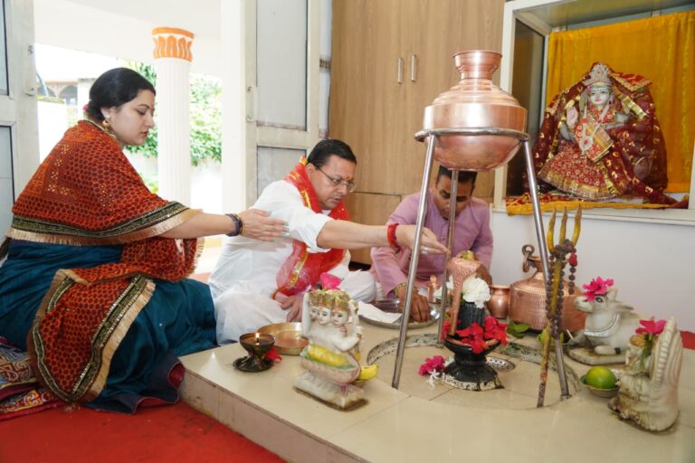 मुख्यमंत्री पुष्कर सिंह धामी शारदीय नवरात्रि के प्रथम दिन मुख्यमंत्री आवास में मां दुर्गा की पूजा-अर्चना करते हुए।
