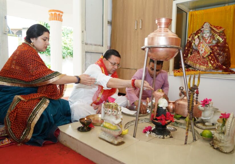 मुख्यमंत्री पुष्कर सिंह धामी शारदीय नवरात्रि के प्रथम दिन मुख्यमंत्री आवास में मां दुर्गा की पूजा-अर्चना करते हुए।