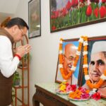 मुख्यमंत्री पुष्कर सिंह धामी ने मुख्यमंत्री आवास में महात्मा गांधी और लाल बहादुर शास्त्री की जयंती पर श्रद्धासुमन अर्पित किए
