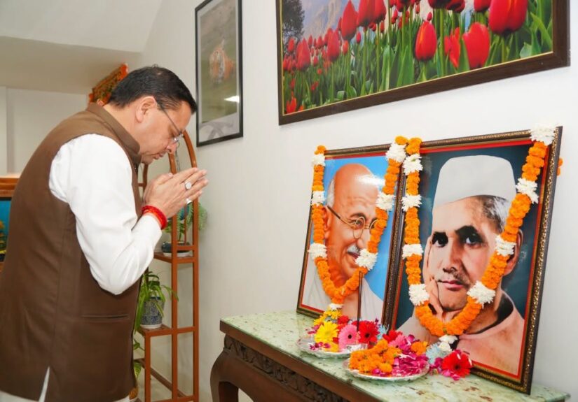 मुख्यमंत्री पुष्कर सिंह धामी ने मुख्यमंत्री आवास में महात्मा गांधी और लाल बहादुर शास्त्री की जयंती पर श्रद्धासुमन अर्पित किए