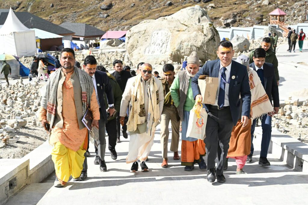 उत्तराखंड के राज्यपाल डॉ. ढाल सिंह बिसेन केदारनाथ धाम में बाबा केदार के दर्शन और पूजा-अर्चना करते हुए