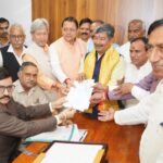 देहरादून विधानसभा में दिनेश आर्य के राज्यसभा नामांकन के अवसर पर मुख्यमंत्री पुष्कर सिंह धामी और भाजपा के वरिष्ठ नेता
