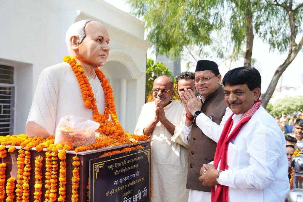 रामपुर तिराहा शहीद स्मारक पर उत्तराखंड राज्य आंदोलन के शहीदों को श्रद्धांजलि देते मुख्यमंत्री पुष्कर सिंह धामी