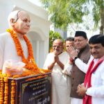 रामपुर तिराहा शहीद स्मारक पर उत्तराखंड राज्य आंदोलन के शहीदों को श्रद्धांजलि देते मुख्यमंत्री पुष्कर सिंह धामी